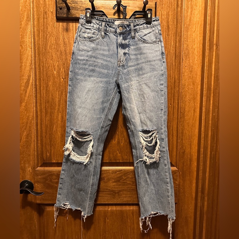 Trendy Distressed Ankle Jeans in Blue